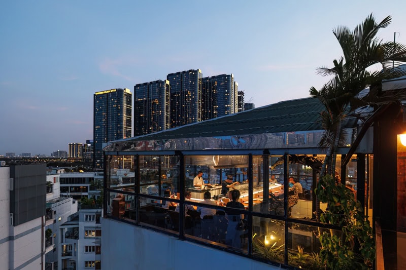 Hachibei The Penthouse on Phạm Viết Chánh street (Bình Thạnh District) offers a 270 degrees view of Ho Chi Minh City’s skyline.
