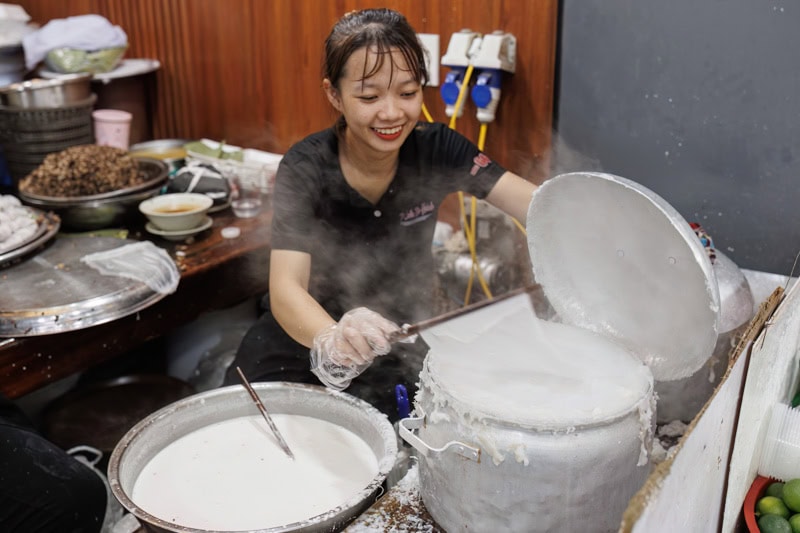 5 Must-try Michelin Street Food in Hanoi - Bánh Cuốn Bà Hoành (Michelin Selected)-2